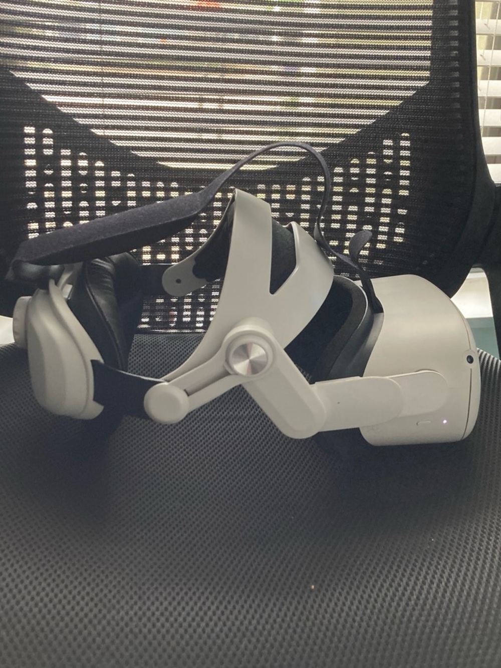 Oculus Quest Series Standalone VR Headset in White and Black